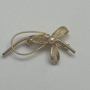 Vintage Gold Tone Filigree Bow Brooch with Pearl Center